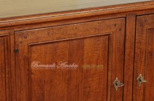 Credenza bassa da 250 cm con 4 ante in noce massiccio arte povera adatta come mobile Tv da salotto